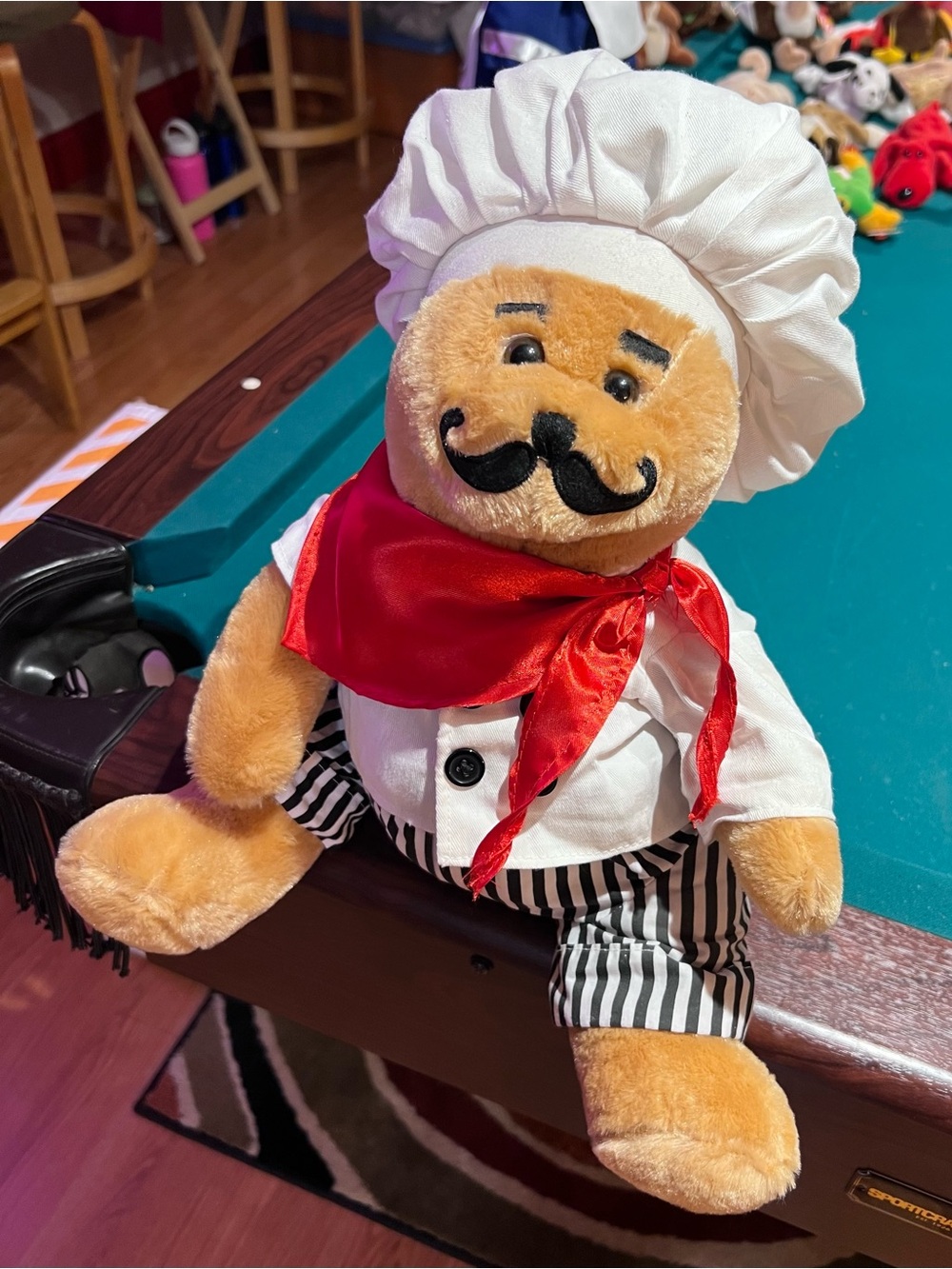 Chantilly Lane Singing Bear “Chef Alfredo” sings “That’s Amore”.
